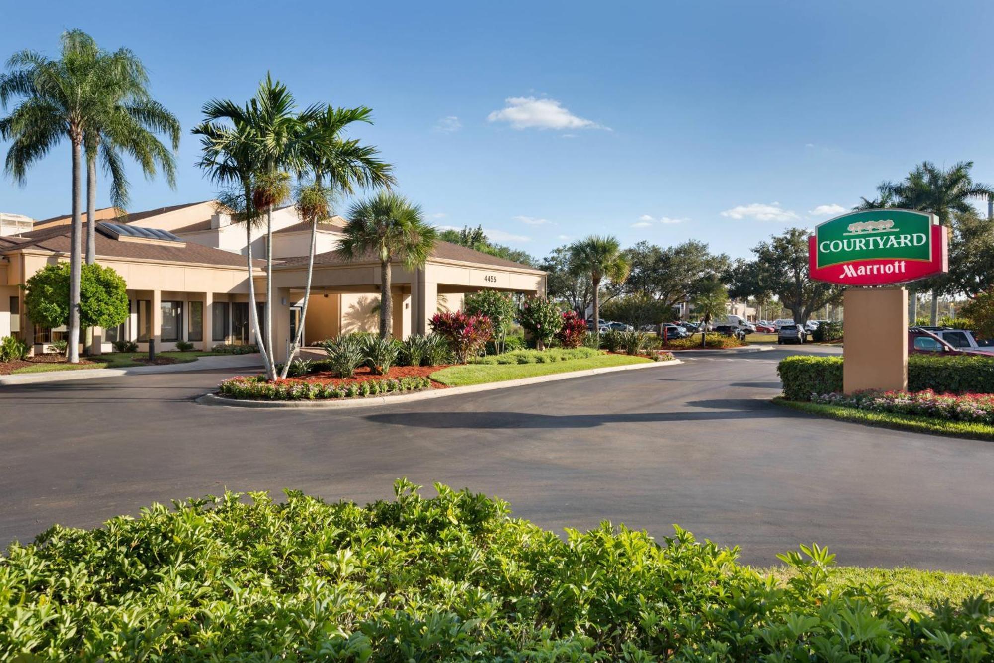 Courtyard Fort Myers Cape Coral Hotel Exterior photo