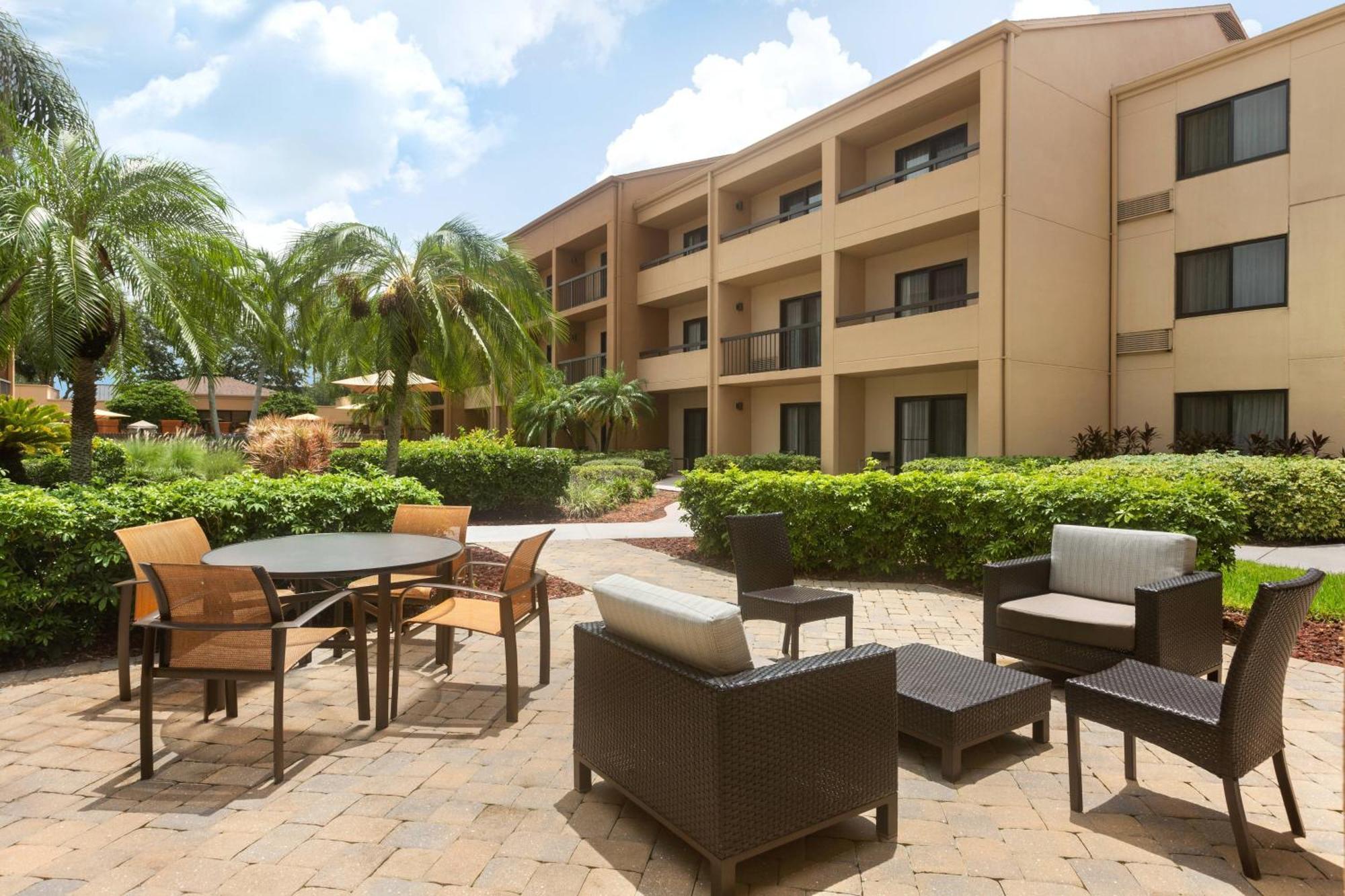 Courtyard Fort Myers Cape Coral Hotel Exterior photo